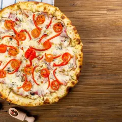 Apetyczna pizza z pomidorkami i papryką, idealna na wieczór. Zastanawiasz się nad Pizza Hut kalorie?