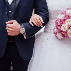 Para dowiedzieć się, jak wziąć rozwód kościelny, potrzebuje wsparcia. Para młoda z bukietem róż.