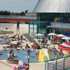 Rodzinna zabawa na basenach zewnętrznych. Wiele osób korzysta z uroków lata, a pozytywne **termy mszczonów opinie** potwierdzają udany wypoczynek.