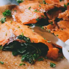 Crepe con salmón ahumado, espinacas y tomate. Ideal para una dieta menopausia equilibrada y deliciosa.