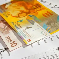 Euro i frank szwajcarski na wykresie giełdowym. Saron notowania walut.