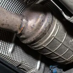 Podwozie samochodu z widocznym elementem układu wydechowego, prawdopodobnie dpf od którego roku stosowany w dieslach.