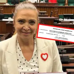 Małgorzata Niemczyk, była siatkarka, w sejmowej ławie. Na czerwonym tle dokument z jej danymi.