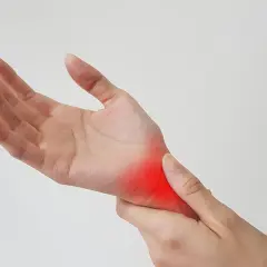 Mano con arrossamento e dolore al pollice, indicativo di tendinite.