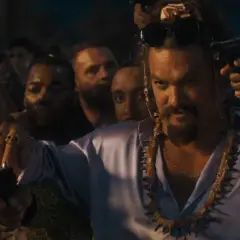 Jason Momoa z pistoletami w tłumie, jako nowy złoczyńca w obsadzie Szybcy i wściekli 10.