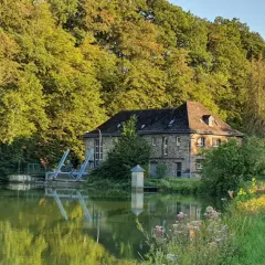 Idyllisches Haus am Wasser, perfekt für einen entspannten Tag beim Wandern in Engelskirchen.