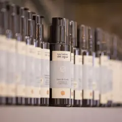Botellas de acondicionador "Agua de Lluvia" de Secretos del Agua en un estante.