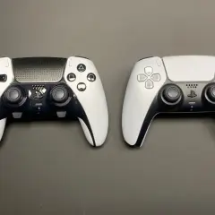 Zwei PS5 Controller im Vergleich: Ein Standardmodell und ein DualSense Edge für den PS5 Controller Test.