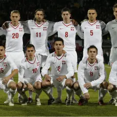 Drużyna piłkarska Polski, w białych strojach z orłem, gotowa do meczu. Duma narodowa, jak polska Kanada.