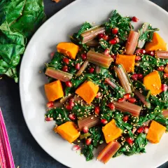 Ensalada vibrante con acelgas, calabaza, granada y semillas de sésamo. Una de las muchas deliciosas recetas con acelgas.