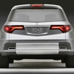 Srebrny SUV z tyłu, z włączonymi światłami LED i trzecim światłem stopu.