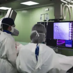 Lekarze analizują obraz z koronarografii na monitorze, oceniając stan naczyń wieńcowych.