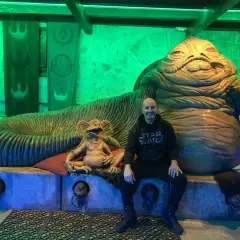 Un fan de Star Wars Valladolid posa con Jabba el Hutt y Bib Fortuna.