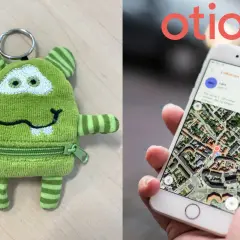 Grüner Monster-Schlüsselanhänger und Smartphone mit Otiom-App. Ein GPS-Tracker für Demenzkranke, der von der Krankenkasse unterstützt wird, gibt Sicherheit.
