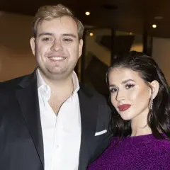 Kevin Mglej z partnerką, widać jego wiek po uśmiechu i zarost.