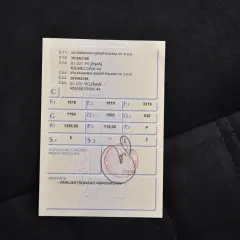 Dokument z danymi pojazdu, zawiera m.in. informacje o właścicielu i numerze VIN. Widoczny jest również tymczasowy dowód rejestracyjny.