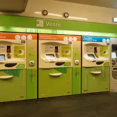 Máquinas expendedoras de tickets y recargas Navigo en el metro de París.