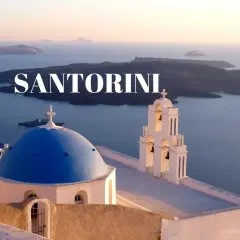 Santorini: błękitna kopuła kościoła i dzwonnica na tle morza i wysp. Widok z Akrotiri.