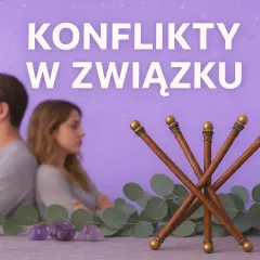 Para zwaśniona, a na pierwszym planie 5 buław tarot symbolizujących konflikty w związku.