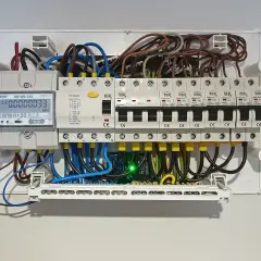 Podłączenie licznika prądu i bezpieczników w rozdzielnicy. Cyfrowy licznik ORNO OR-WE-513 pokazuje zużycie energii.