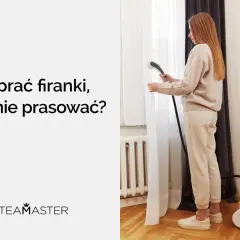 Kobieta używa parownicy do firanek, pokazując, jak prać firanki, żeby nie prasować.