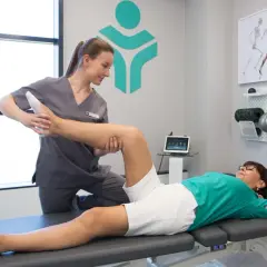 Lekarz rehabilitacji: Kiedy pomoże i czym różni się od fizjoterapeuty?