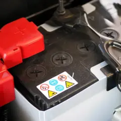 Prius 12V akumulator: Gdzie jest i jak go ratować? Poradnik!