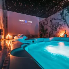Relaks w jacuzzi przy blasku świec i gwieździstym suficie. Wiele osób poleca Termy Gorce na udany wypoczynek.