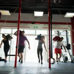 Jak wygląda trening crossfit? Kluczowe elementy i co warto wiedzieć