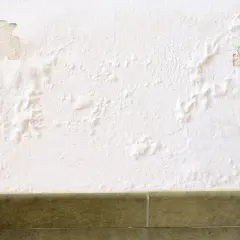 Pared con desconchones y ampollas por humedad ascendente. Busca una sika humedades por capilaridad solucion casera.