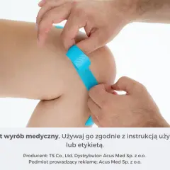 Aplikacja plastra kinesiotaping na kolano. Prawidłowe użycie minimalizuje ryzyko kinesiotaping skutki uboczne.