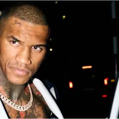 Boxaren Conor Benn med tatueringar och en diamantkedja, redo för en kväll ute.