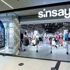 Sklep Sinsay z ubraniami, balony i manekiny. Idealne miejsce na zakupy i **sinsay zwroty**.