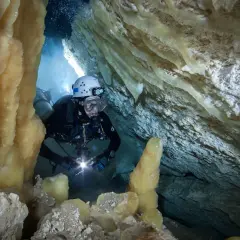 Nurkowanie w jaskiniach to fascynująca speleologia. Co to jest? To eksploracja podwodnych jaskiń, pełnych nacieków i tajemnic.