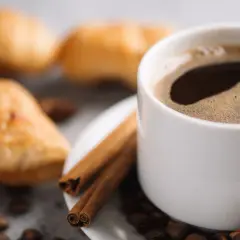 Aromatyczna kawa z cynamonem i gwiazdkami anyżu. Idealne dodatki do kawy, które umilą poranek.