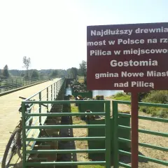 Drewniany most w Gostomii, gmina Nowe Miasto nad Pilicą, najdłuższy w Polsce na rzece Pilicy. Rower czeka na przejażdżkę.