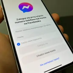 Ekran logowania Messengera. Czy można mieć Messengera bez Facebooka? Aplikacja pyta o numer telefonu lub adres e-mail powiązany z Facebookiem.