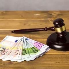 Młotek sędziowski i banknoty euro. Pytanie brzmi: ile wynosi zachowek?
