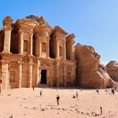Niesamowite miasto Petra, wykute w skale, z turystami podziwiającymi monumentalną fasadę.