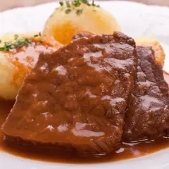 Zartes Fleisch in dunkler Soße, dazu Klöße – ein selbst eingelegter Sauerbraten mit Rotwein ist ein Genuss.