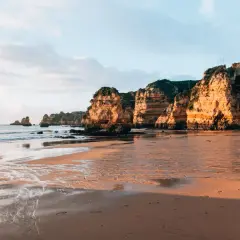 Goldene Felsenküste am Strand von Lagos. Perfekte Algarve Reisetipps für einen unvergesslichen Urlaub.