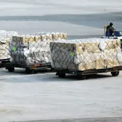 Paczki na lotnisku czekają na transport. Ile prób doręczenia będzie potrzebnych, by trafiły do celu?