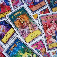 Tarot na tydzień: karty z lwami, kochankami i cesarzową sugerują siłę, relacje i władzę.