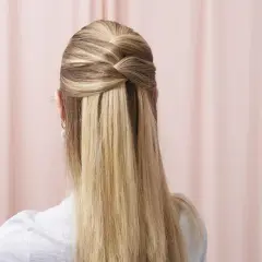Peinado con semirecogidos sencillos, trenza twist en la parte superior y cabello suelto.