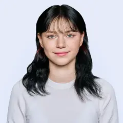 Uśmiechnięta dziewczyna z czarnymi włosami i grzywką, jak dobrze wyjść na zdjęciu do dowodu.