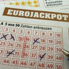 Kupon Eurojackpot z zaznaczonymi liczbami i długopisem.