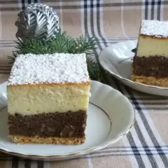 Pyszny seromakowiec z gotowej masy makowej i sera z wiaderka na kruchym spodzie, posypany cukrem pudrem.