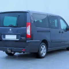 Ciemnoszary Peugeot Expert 2.0 HDI Tepee z hakiem holowniczym, widok z tyłu i boku.