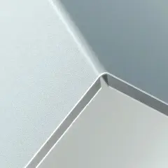 Szara, matowa powierzchnia z połyskującą krawędzią, przypominająca nowoczesny panel alucobond.