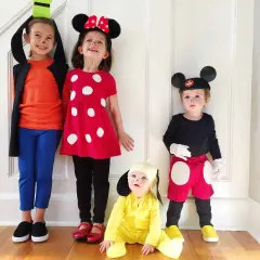 Dzieci w strojach postaci z bajek Disneya: Myszka Miki, Minnie, Goofy i piesek.